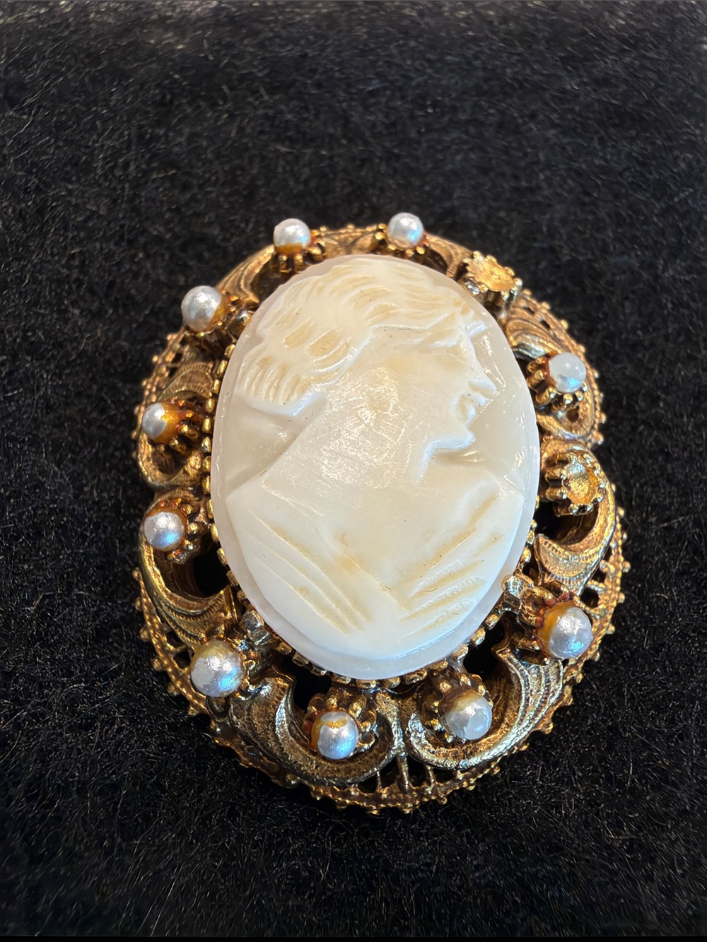 Vintage FLORENZA Victorian revival, gold tone cameo brooch/pendant